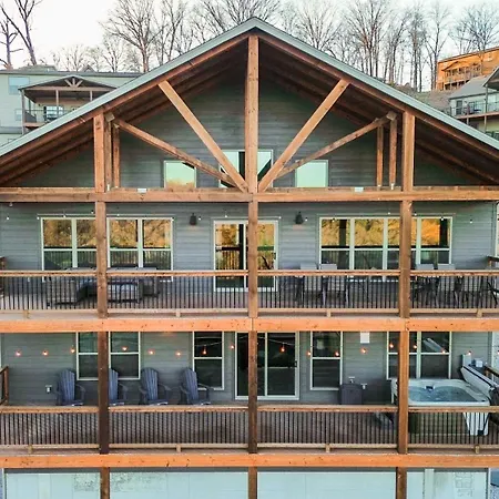 Spacious Rustic Elm Lodge